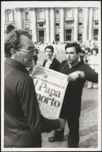 Death of Pope John I; people react to the news in St. Peter's Square the following day, 29 September 1978