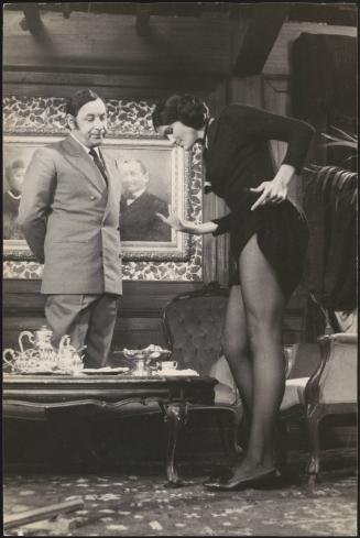 Philippe Noiret and Francesca Romana Coluzzi on the set of the film 'Siamo tutti in libertà provvisoria'