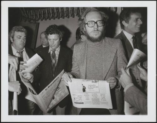 A group of men reading newpapers, including Franco Caracciolo, Gianluigi Melega and Paolo Guzzanti