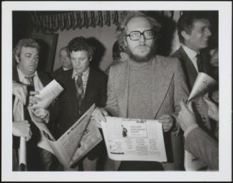 A group of men reading newpapers, including Franco Caracciolo, Gianluigi Melega and Paolo Guzzanti