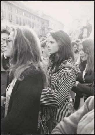 Isabella Rossellini in Piazza Navona among a crowd of Americans protesting the war in Vietnam 15/11/69 