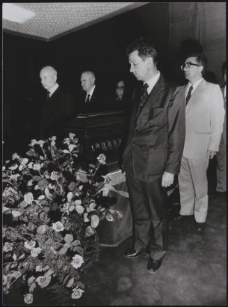 Photograph from Communist Party politician Pietro Secchia's funeral in 1973. Friends prepare to carry the coffin, among them Arturo Colombi, Giancarlo Pajetta, Armando Cossutta and Enrico Berlinguer