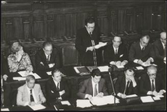 Giulio Andreotti addressing an assembly room of politicians including Giuseppe Zamberletti, Tina Anselmi, Francesco Cossiga, Franco Evangelisti and Tommaso Morlino