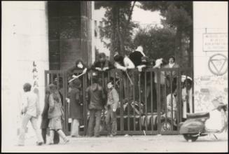 Student forces barricade the university of Rome, during the "Expulsion of Lama" 