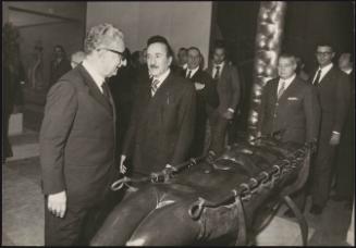 Giovanni Leone and other politicians looking at a sculpture at an exhibition opening