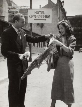 Mit etwas Verspätung kommt man zum Hotel zurück, vom Besitzer schon erwartet. Man zeigt ihm die souvenirs, Maskottchen…und ist begeistert von München!  from the Paris in Munich portfolio
