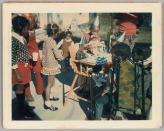 [Children wearing party hats for toddlers birthday party]
