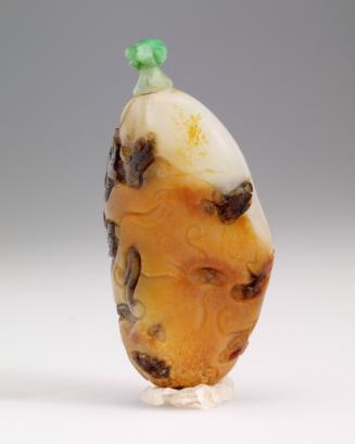 Carved nephrite pebble snuff bottle