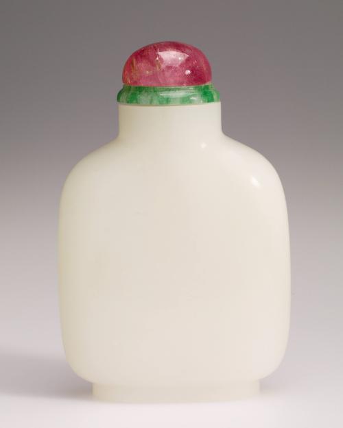 Snuff bottle in pure white nephrite