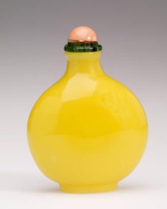 Snuff bottle in imperial yellow glass with slight sparkles