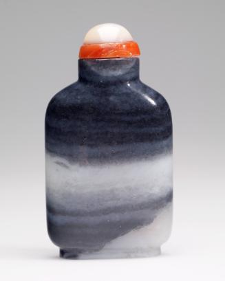 Snuff bottle in nephrite with pale grey swirls