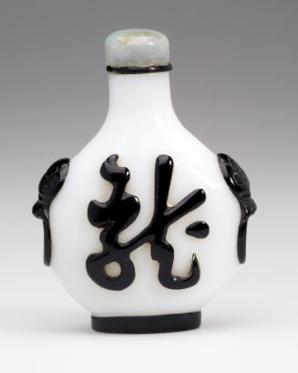 Snuff bottle in glass with chinese characters