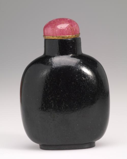 Snuff bottle in nephrite of deep black colour