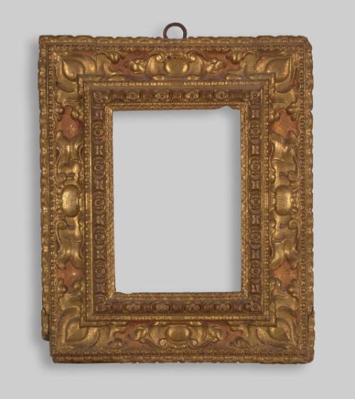 Frame with polychromy