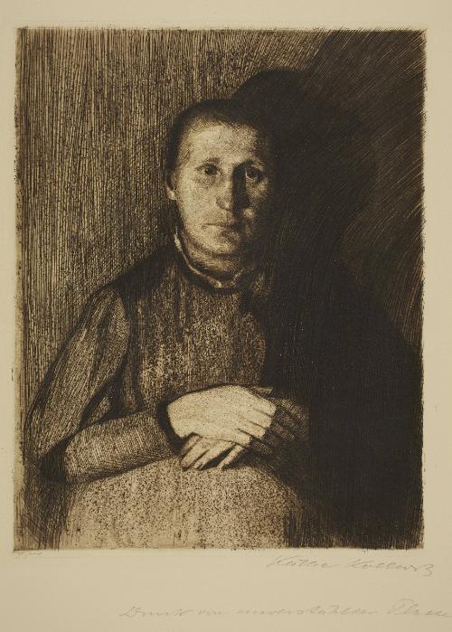 Frau mit übereinandergelegten Händen