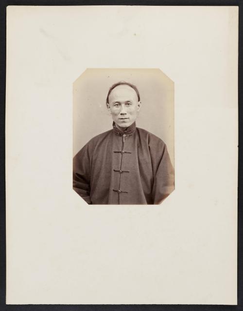 298. Chang-fao-fan (37 ans) Soldat Tartare de la bannière bordée de blanc, Ambassade chinoise à Paris, frontal